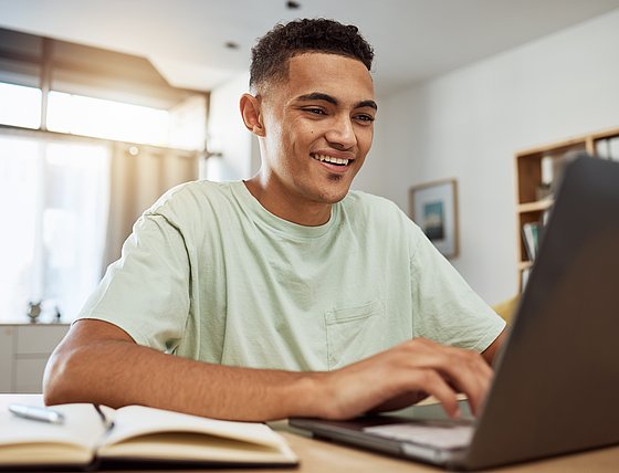 Studierender am Computer